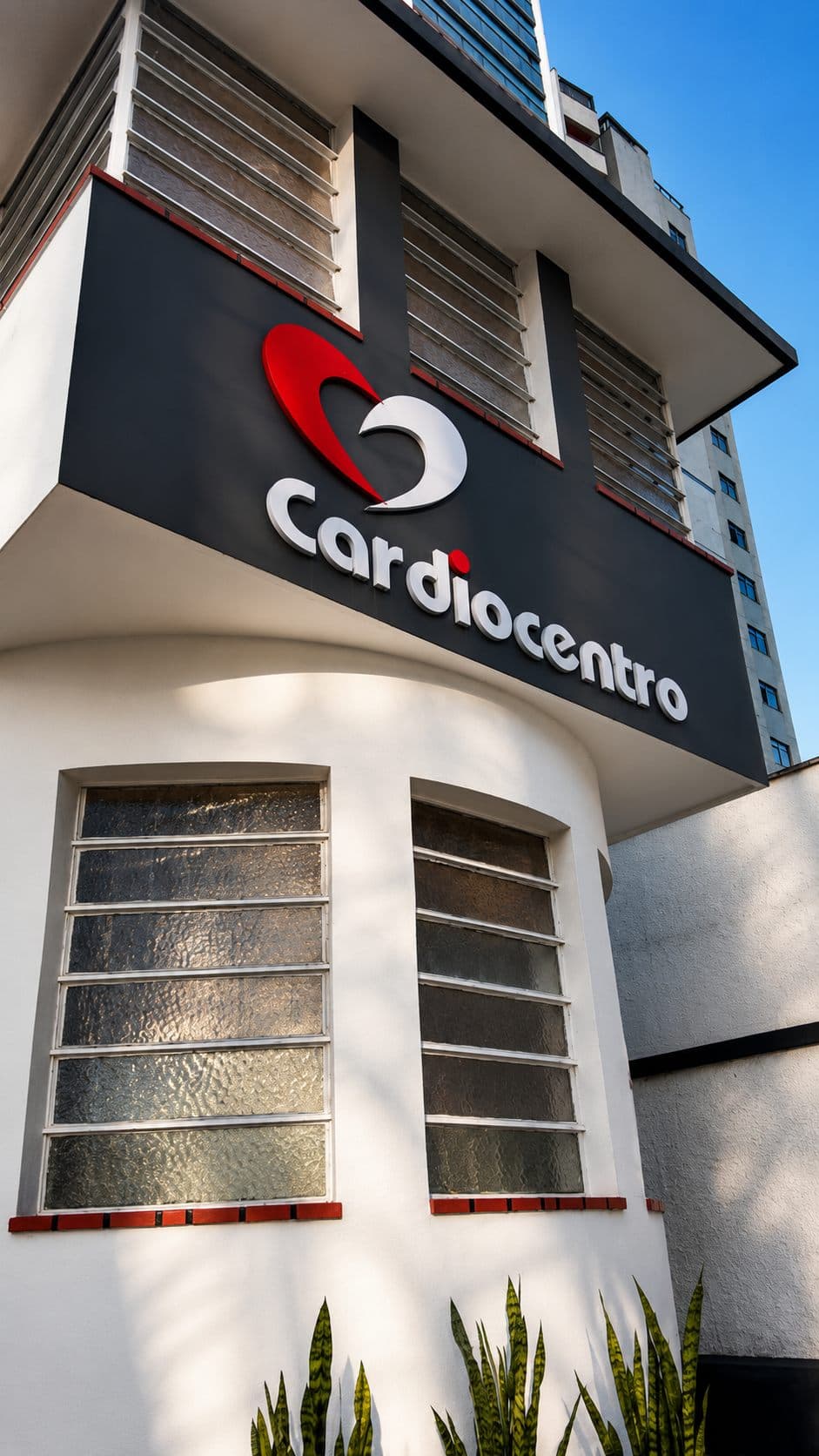 Detalhe da fachada da Cardiocentro com a marca em destaque