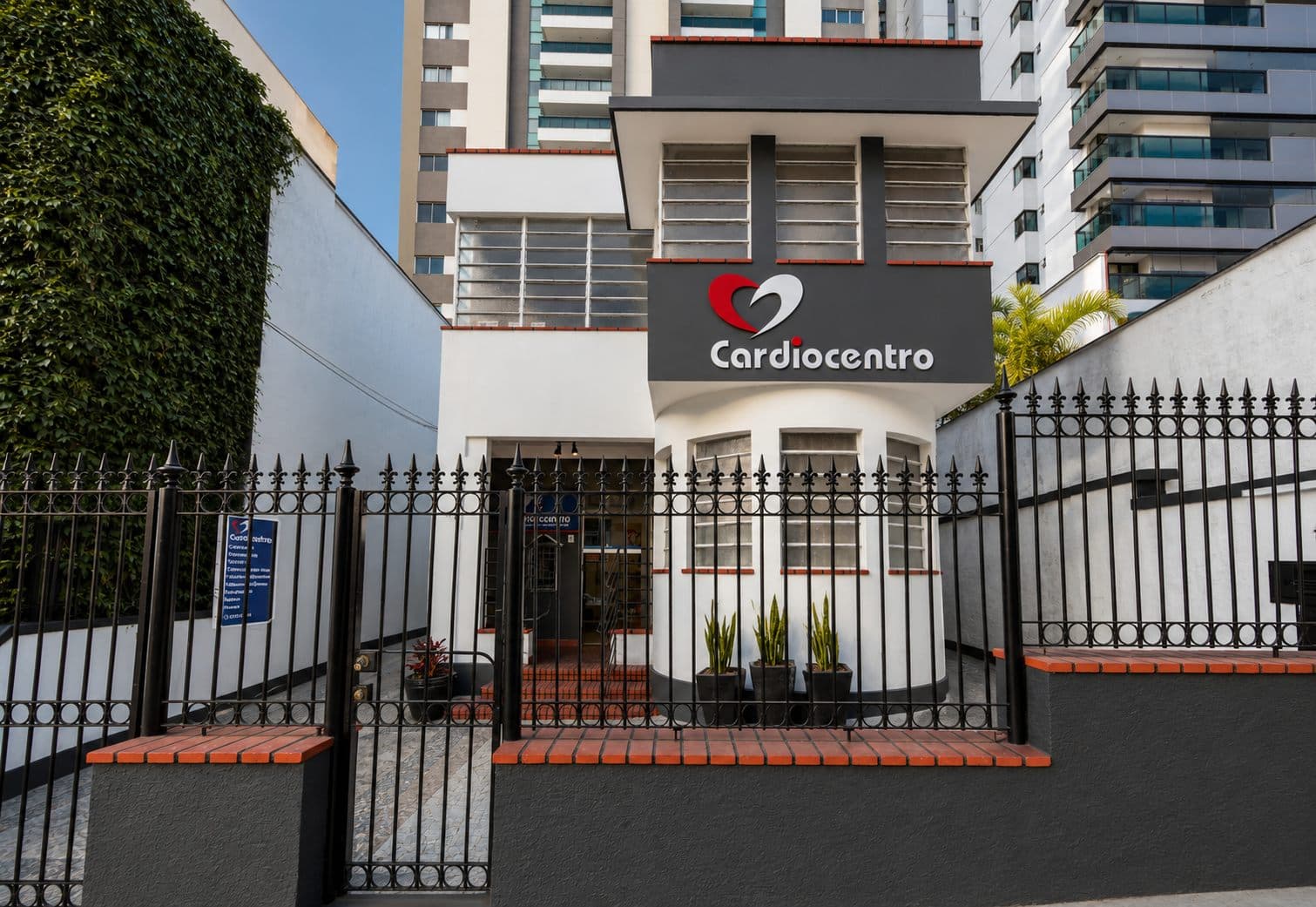 Fachada e entrada da clínica Cardiocentro em Juiz de Fora